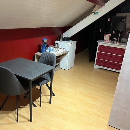 Lauralys Hotell Mons Exteriör bild